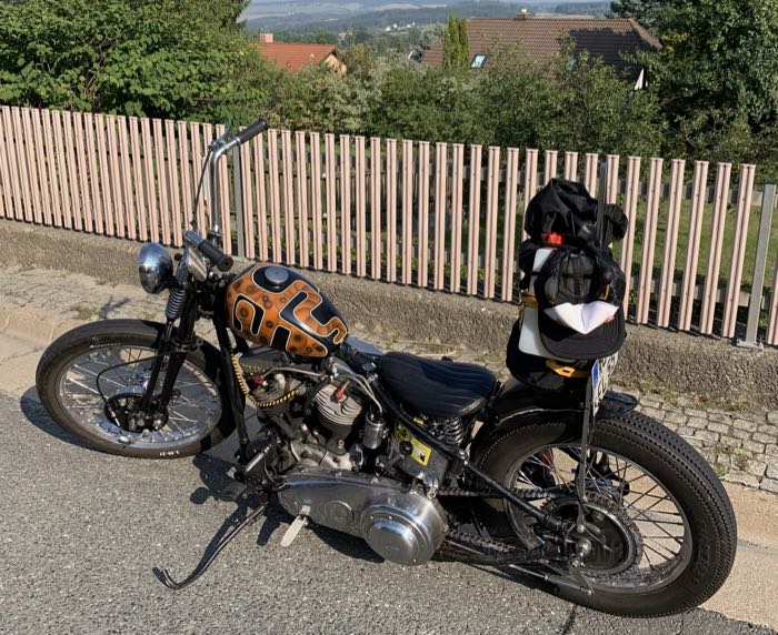 Jiffy stand leg »Police« by The Cyclery; fits Big Twin 4-speed 1936-1984, Softail → 1988; steel, parkerized, standard length; Length according to drawing: 27 cm; replaces OEM HD 50061-52; Germany; gross weight: 1.1 kg
