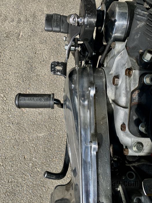 Jiffy stand leg »Police« by The Cyclery; fits Big Twin 4-speed 1936-1984, Softail → 1988; steel, parkerized, standard length; Length according to drawing: 27 cm; replaces OEM HD 50061-52; Germany; gross weight: 1.1 kg