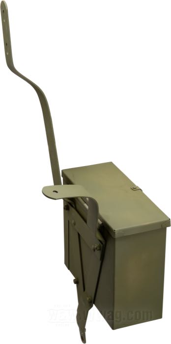 Munitionsbox und Halter von Samwel Supplies; passend für WLA Modelle; Stahl, Höhe über alles incl. Lasche: 64 cm; L x B x H: 25 x 10 x 20 cm; ersetzt OEM HD 11201-42M; Bruttogewicht: 3.3 kg