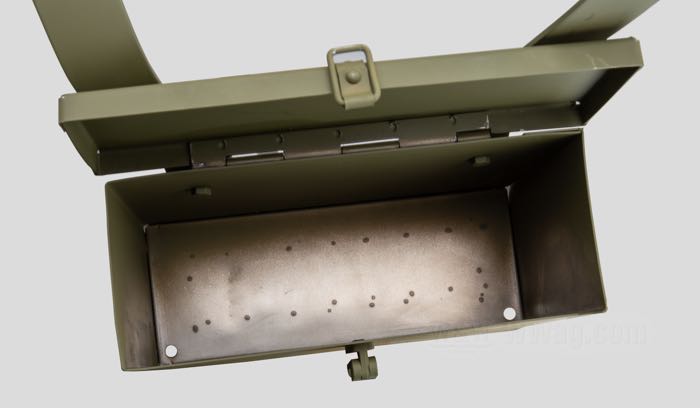 Munitionsbox und Halter von Samwel Supplies; passend für WLA Modelle; Stahl, Höhe über alles incl. Lasche: 64 cm; L x B x H: 25 x 10 x 20 cm; ersetzt OEM HD 11201-42M; Bruttogewicht: 3.3 kg