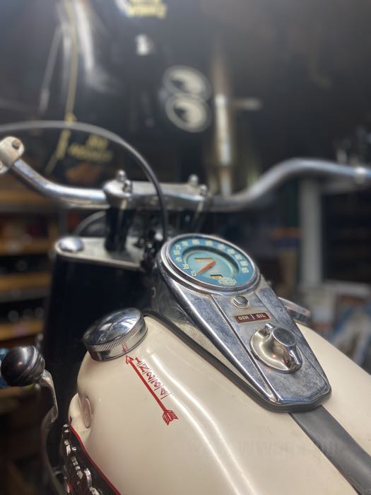 Dash cover »Two-Light«; fits all Twins 1947-1961; steel, chrome-plated; replaces OEM HD 71271-47; gross weight: 650 g