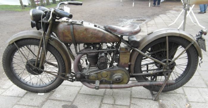 Frein de The Cyclery; adaptable à Singles 1926-1930 et 45”/750 cc 1929 ; acier, noir, finition époxy; position: arrière; remplace OEM HD 4029-26; Tchèquie; poids brut: 2.64 kg