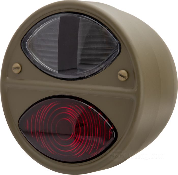 Fanalino posteriore »Half-Blackout« di Samwel Supplies; atto per WLA 1940-1941; lamiera d'acciaio, verde oliva bruno; profondità: 70 mm; Ø 104 mm; 6 V; con lampadina 6 V; rimpiazza OEM HD 5052-41MA; peso lordo: 736 g