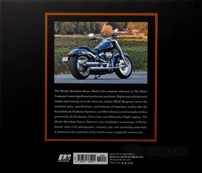 Libro »The Harley-Davidson Source Book - All the Milestone Production Models since 1903«; carta; larghezza x altezza: 280 x 240 mm; peso netto: 1.6 kg; di Mitch Bergeron; copertina rigida; a colori; 287 pagine; ISBN: 9780760391900; peso lordo: 1.65 kg