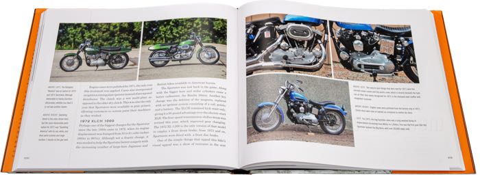 Libro »The Harley-Davidson Source Book - All the Milestone Production Models since 1903«; carta; larghezza x altezza: 280 x 240 mm; peso netto: 1.6 kg; di Mitch Bergeron; copertina rigida; a colori; 287 pagine; ISBN: 9780760391900; peso lordo: 1.65 kg