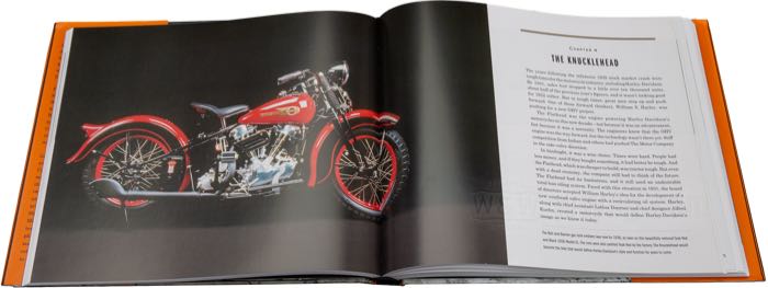 Libro »The Harley-Davidson Source Book - All the Milestone Production Models since 1903«; carta; larghezza x altezza: 280 x 240 mm; peso netto: 1.6 kg; di Mitch Bergeron; copertina rigida; a colori; 287 pagine; ISBN: 9780760391900; peso lordo: 1.65 kg