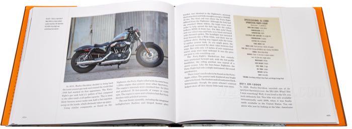 Libro »The Harley-Davidson Source Book - All the Milestone Production Models since 1903«; carta; larghezza x altezza: 280 x 240 mm; peso netto: 1.6 kg; di Mitch Bergeron; copertina rigida; a colori; 287 pagine; ISBN: 9780760391900; peso lordo: 1.65 kg