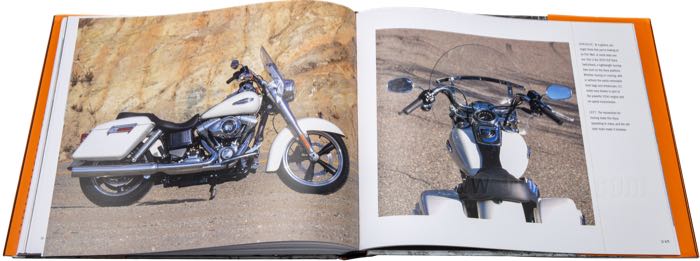 Libro »The Harley-Davidson Source Book - All the Milestone Production Models since 1903«; carta; larghezza x altezza: 280 x 240 mm; peso netto: 1.6 kg; di Mitch Bergeron; copertina rigida; a colori; 287 pagine; ISBN: 9780760391900; peso lordo: 1.65 kg