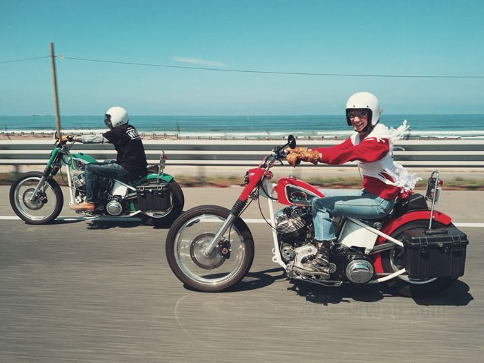 Roue à rayons avant; adaptable à FX, FXR, Dyna, Sportster 1984-1999 (sauf FX(D)WG, FXST); moyeu étroit avant type FX/Sportster 1984-99 DF; finition moyeu: chromé; Ø collier centrage: 50 mm; flanc double, filets de 5/16”-18; profil: creuse; finition jante: chromé; 2.15x21 ”; rayons: acier chromé; Ø de l'axe: 3/4 ”; valve en métal centrale; poids brut: 9.5 kg