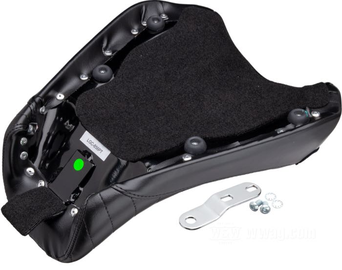 Solositz »Silhouette Biker Gel Pleated« von Le Pera; passend für Sportster 2004-2006 und 2010-2020; mit 4.5 gal (17l) Tank; Kunstleder, schwarz; Breite: 31 cm; Länge: 370 mm; USA; Bruttogewicht: 2.83 kg