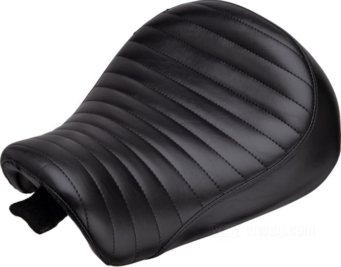 Solositz »Silhouette Biker Gel Pleated« von Le Pera; passend für Sportster 2004-2006 und 2010-2020; mit 4.5 gal (17l) Tank; Kunstleder, schwarz; Breite: 31 cm; Länge: 370 mm; USA; Bruttogewicht: 2.83 kg