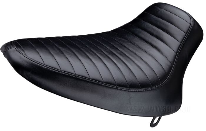 Solo seat »Silhouette Biker Gel Pleated« by Le Pera; fits Softail 1984-1999 (130mm rear tire); synthetic leather, black; length x width: 46 x 33 cm; USA; gross weight: 3.43 kg