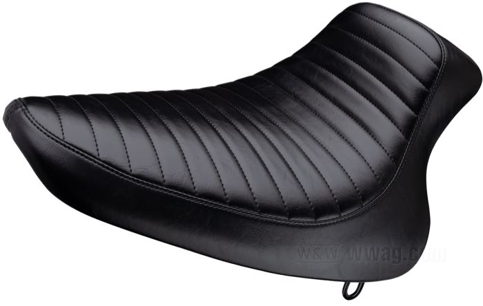 Solo seat »Silhouette Biker Gel Pleated« by Le Pera; fits Softail 2000-2007 (130 or 150 mm rear tire); synthetic leather, black; length x width: 42 x 33 cm; USA; gross weight: 3.48 kg