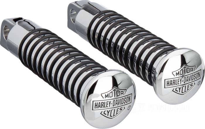 Fußrasten »Sundance Deluxe«; für 7/16“ Haltegabeln mit gleichlangen Seiten; Stahl / Gummi, verchromt, mit eingeprägtem Harley Bar & Shield Emblem; Länge: 106 mm; Ø 27 mm; ersetzt OEM HD 49128-82; Taiwan; Bruttogewicht: 900 g