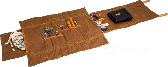 Werkzeugsatz »Roadside Companion« von PanAm; passend für pre 1969 Modelle mit Verteiler oder Magneto; Leder / oilskin cotton 405 g/m² GOTs certified organic, gold / braun; Länge: 26 cm; Ø 10 cm; Nettogewicht: 1800 g; Maße aufgeschlagen: 50x25 cm; Europa; Bruttogewicht: 1.8 kg