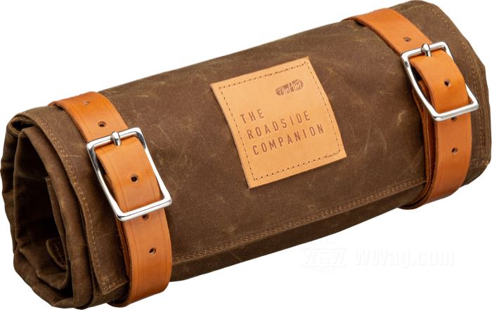 Werkzeugsatz »Roadside Companion« von PanAm; passend für pre 1969 Modelle mit Verteiler oder Magneto; Leder / oilskin cotton 405 g/m² GOTs certified organic, gold / braun; Länge: 26 cm; Ø 10 cm; Nettogewicht: 1800 g; Maße aufgeschlagen: 50x25 cm; Europa; Bruttogewicht: 1.8 kg