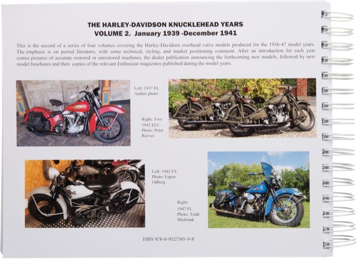 Libro »The Harley-Davidson Knucklehead Years Vol. 2 - January 1939-December 1941«; carta; larghezza x altezza: 28 x 21 cm; di Steve Slocombe; spiralatura; a colori + bianco e nero; 490 pagine; inglese; ISBN: 9780952750598; peso lordo: 1.21 kg