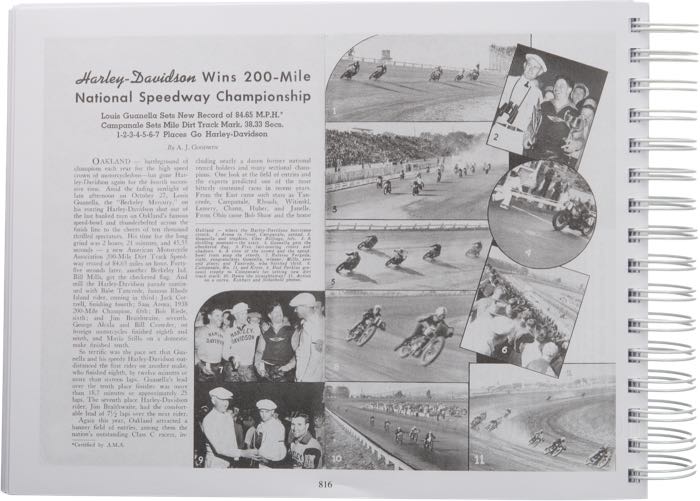 Libro »The Harley-Davidson Knucklehead Years Vol. 2 - January 1939-December 1941«; carta; larghezza x altezza: 28 x 21 cm; di Steve Slocombe; spiralatura; a colori + bianco e nero; 490 pagine; inglese; ISBN: 9780952750598; peso lordo: 1.21 kg