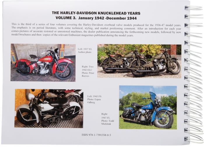 Libro »The Harley-Davidson Knucklehead Years Vol. 3 - January 1942-December 1944«; carta; larghezza x altezza: 28 x 21 cm; di Steve Slocombe; spiralatura; a colori + bianco e nero; 434 pagine; inglese; ISBN: 9781739135805; peso lordo: 1.26 kg