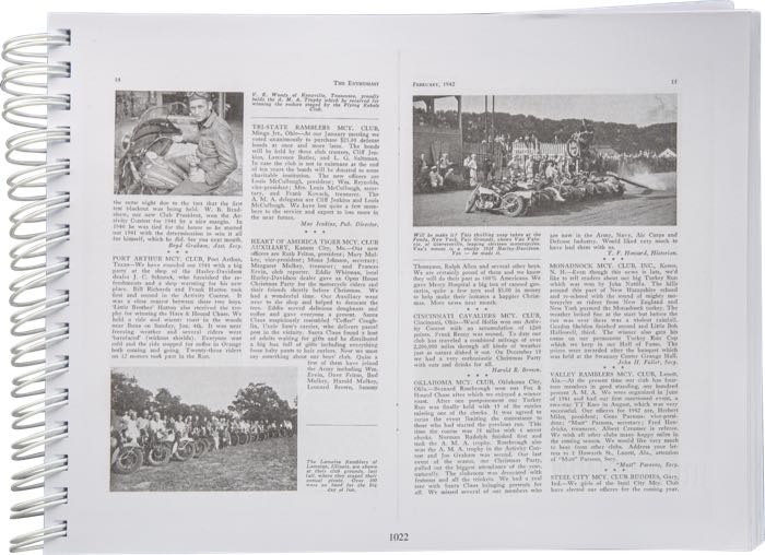 Libro »The Harley-Davidson Knucklehead Years Vol. 3 - January 1942-December 1944«; carta; larghezza x altezza: 28 x 21 cm; di Steve Slocombe; spiralatura; a colori + bianco e nero; 434 pagine; inglese; ISBN: 9781739135805; peso lordo: 1.26 kg