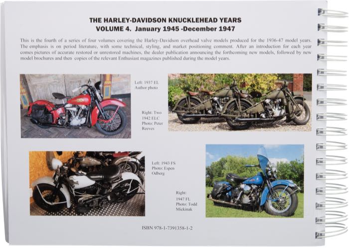 Libro »The Harley-Davidson Knucklehead Years Vol. 4 - January 1945-December 1947«; carta; larghezza x altezza: 28 x 21 cm; di Steve Slocombe; spiralatura; a colori + bianco e nero; 454 pagine; inglese; ISBN: 9781739135812; peso lordo: 1.27 kg