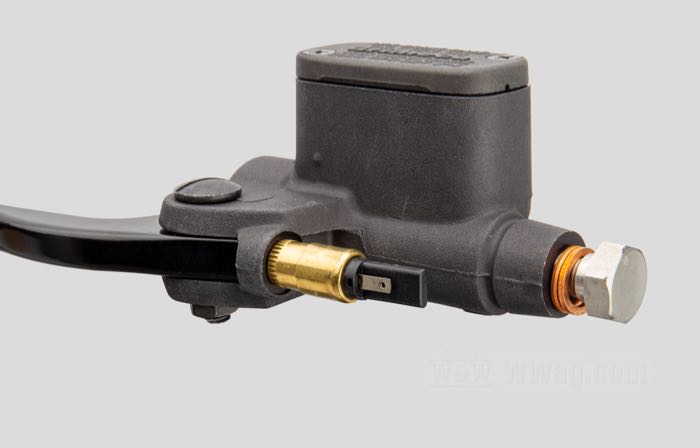 Maître-cylindre frein à main »Grimeca Style « de Kustom Tech; avec hublot; aluminium, noir / noir mat, finition époxy; filetage: M10 x 1.0; pour guidons du Ø: 1 ”; Ø piston hydraulique: 12 mm; liquide de frein obligatoire: DOT 4 ou 5; Italie; poids brut: 349 g