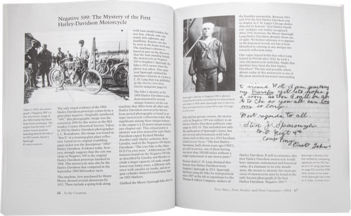 Buch »At The Creation 1901-1909«; Breite x Höhe: 203 x 228 mm; Nettogewicht: 635 g; von Herbert Wagner; Softcover; schwarz-weiß; 228 Seiten; englisch; ISBN: 978-0870203510; Bruttogewicht: 750 g