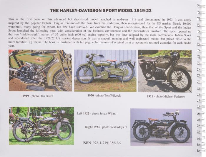 Libro »The Harley-Davidson Sport Model 1919-1923«; papel; ancho x alto: 21 x 27.5 cm; de Steve Slocombe; encuadernación en espiral; color; 75 páginas; inglés; ISBN: 9781739135829; peso bruto: 270 g