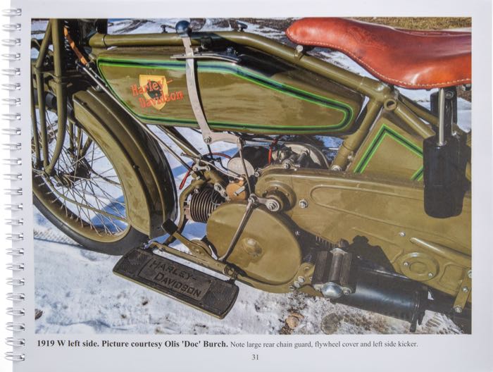 Libro »The Harley-Davidson Sport Model 1919-1923«; papel; ancho x alto: 21 x 27.5 cm; de Steve Slocombe; encuadernación en espiral; color; 75 páginas; inglés; ISBN: 9781739135829; peso bruto: 270 g
