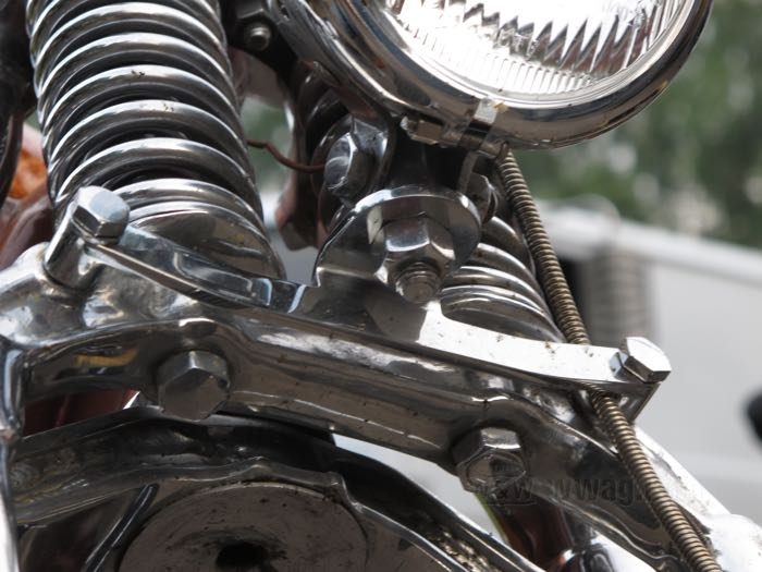 Support phare de LeBeeF; pour Fourche Springer ; adaptable à 1936 OHV, 1937-1948 Big Twin, 45 cui. Solo et Servi-Car 1940-1957; acier, chromé; Espagne; poids brut: 120 g