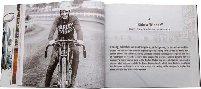 Libro »H-D Motor Co. Archive Collection«; ancho x alto: 265 x 233 mm; de Randy Leffingwell & Darwin Holmstrom; tapa dura; color; 417 páginas; inglés; ISBN: 9780760361542; peso bruto: 1.6 kg