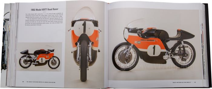 Libro »H-D Motor Co. Archive Collection«; ancho x alto: 265 x 233 mm; de Randy Leffingwell & Darwin Holmstrom; tapa dura; color; 417 páginas; inglés; ISBN: 9780760361542; peso bruto: 1.6 kg