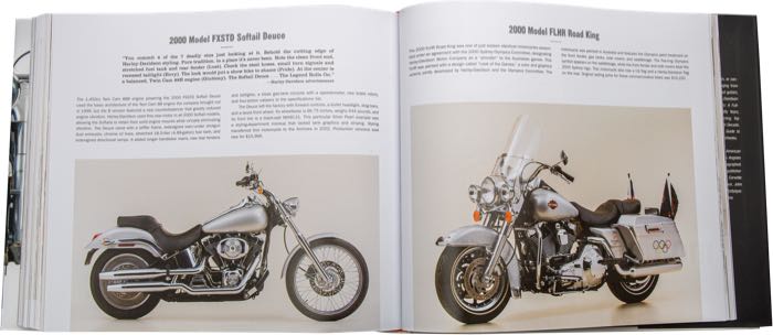 Libro »H-D Motor Co. Archive Collection«; ancho x alto: 265 x 233 mm; de Randy Leffingwell & Darwin Holmstrom; tapa dura; color; 417 páginas; inglés; ISBN: 9780760361542; peso bruto: 1.6 kg