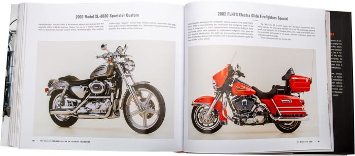 Libro »H-D Motor Co. Archive Collection«; ancho x alto: 265 x 233 mm; de Randy Leffingwell & Darwin Holmstrom; tapa dura; color; 417 páginas; inglés; ISBN: 9780760361542; peso bruto: 1.6 kg