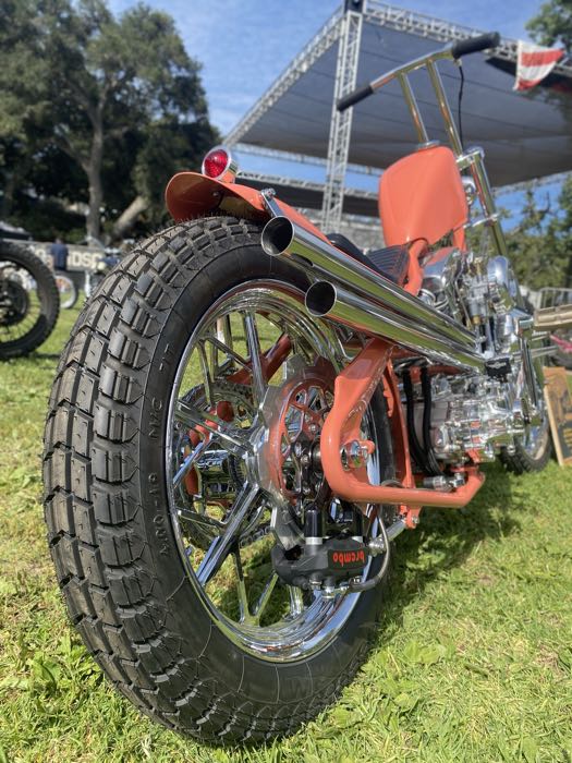 Pneu »Baja 100« de Bates; caoutchouc / acier; position: avant ou arrière; 4.00-19 71T; pour utilisation sans chambre; jantes permises min-max: 2.15 - 3.00; homologué ECE R75, homologué DOT; Allemagne; poids brut: 6.5 kg