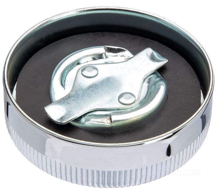 Tappo di serbatoio  »Eaton«; per Serbatoio di benzina; atto per modelli fine 1941-1954; acciaio, cromato, alto bordo 18 mm, bordatura 8 mm, con nervatura superiore; Ø 65.5 mm; con deaerazione; con guarnizione in gomma; rimpiazza OEM HD 61103-36; peso lordo: 90 g