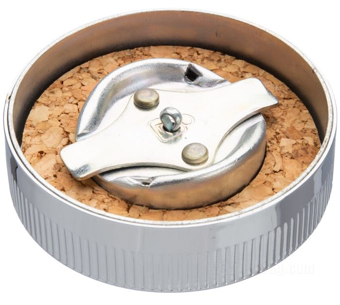 Tappo di serbatoio  »Eaton« di Samwel Supplies; atto per modelli fine 1941-1954; impresso Eaton ; acciaio, cromato, alto bordo 18 mm, bordatura 10.5 mm; Ø 65.5 mm; con deaerazione; con guarnizione in sughero; rimpiazza OEM HD 61103-36; peso lordo: 112 g
