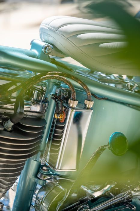 Zündspule; für Unterbrecherkontakt; passend für Big Twin 1948-1960; verchromt; geeignet für 6 V; Primär-Widerstand: 1.5 Ohm; Dual Fire und eine Kerze pro Kopf; mit Halter, Zündkabeln; ersetzt OEM HD 31604-48; Bruttogewicht: 1.28 kg