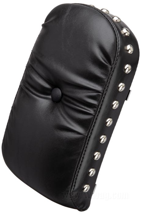 Coussin dossier de Le Pera; pour Dosserets; simili cuir, noir, avec clous et bouton; largeur x hauteur: 155 x 260 mm; USA; poids brut: 900 g