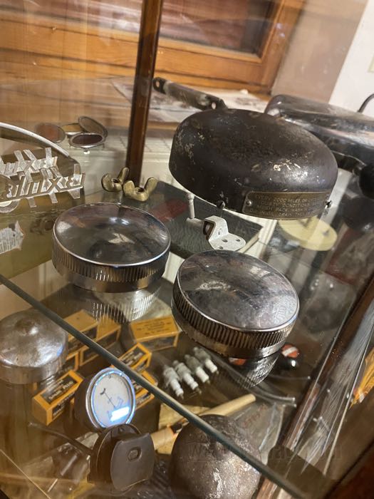 Tappo di serbatoio  »Eaton« di Samwel Supplies; atto per modelli fine 1941-1954; impresso Eaton ; acciaio, cromato, alto bordo 18 mm, bordatura 10.5 mm; Ø 65.5 mm; con deaerazione; con guarnizione in sughero; rimpiazza OEM HD 61103-36; peso lordo: 112 g
