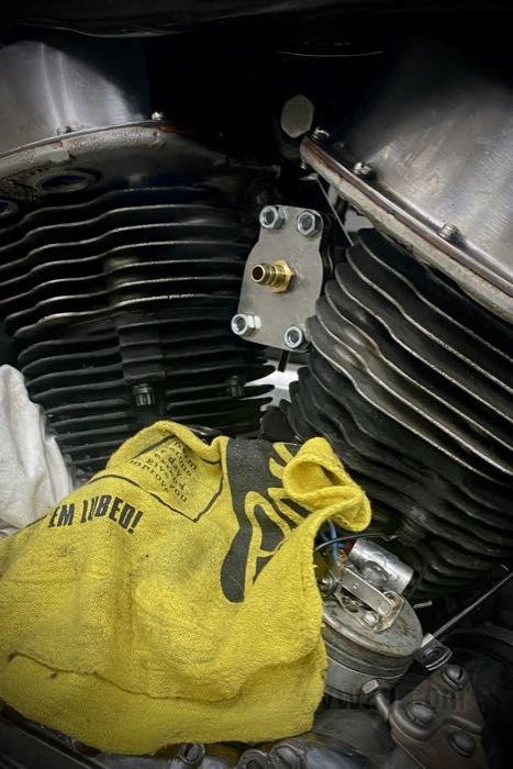 Cercaperdite per collettori di The Cyclery; per collettore d'aspirazione tipo Linkert serie M di 4 bulloni; atto per Flathead, Knuckelhead, Panhead, modelli K; acciaio inox / ottone / plastica; Germania; peso lordo: 280 g