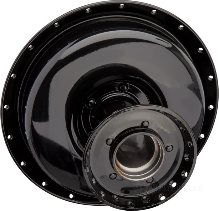 Buje delantero; apropiado para 45”/750 cc solo  1930-1952 (salvo WLC),  Servi-Car 1934-1940, modelos C 1930-1934 ; acero, negro, recubierto en epoxy, sin eje y todas las piezas interiores; Ø del eje: 3/8 ”; reemplaza OEM HD 3906-30 y 43599-30; peso bruto: 2.53 kg