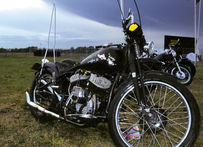 Buje delantero; apropiado para 45”/750 cc solo  1930-1952 (salvo WLC),  Servi-Car 1934-1940, modelos C 1930-1934 ; acero, negro, recubierto en epoxy, sin eje y todas las piezas interiores; Ø del eje: 3/8 ”; reemplaza OEM HD 3906-30 y 43599-30; peso bruto: 2.53 kg