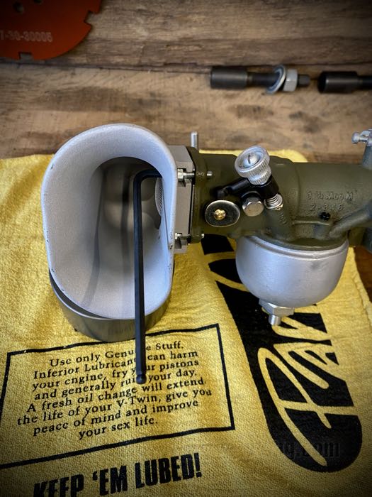 Ansaugtrichter »Rat Scoop« von Competition Distributing; für Linkert M-Serie Vergaser mit 4 Schrauben-Flansch; Aluminiumguss, Guss-Finish; mit Sieb; USA; Bruttogewicht: 233 g