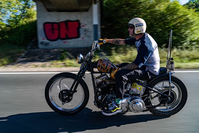 Springer Gabel »Classic Inline« von Samwel Supplies; passend für Knucklehead 1936, Big Twin 1937-early 1946; Stahl, schwarz, kunststoffbeschichtet, Innengewinde Steuerkopf: 3/4”-14 UNS, Außengewinde Steuerkopf: 1”-24 UNS, verchromte Federn; Länge: 48.5 cm; Rake: 0 °; Über-/Unterlänge: Serie; ersetzt OEM HD 2601-36 und 45515-36; mit Prüfbericht; Europa; Bruttogewicht: 20.12 kg