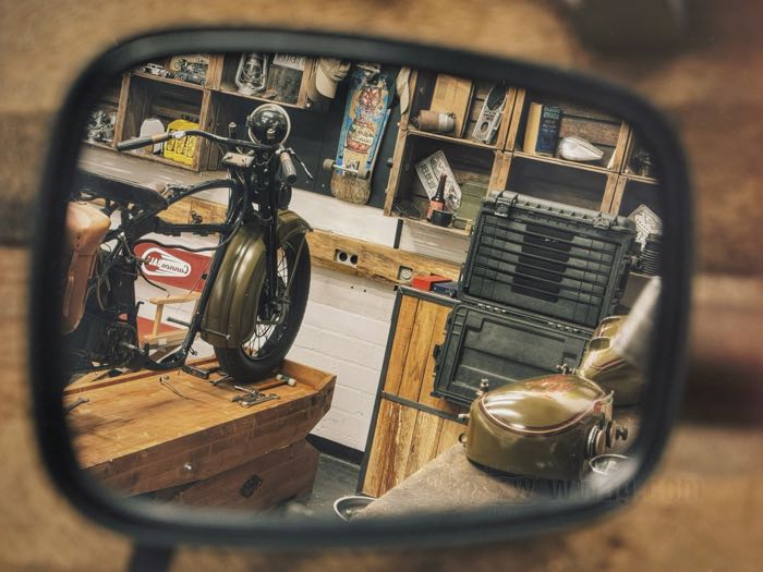 Piattaforma di lavoro / sollevatore per moto - Kit fai da te »Vintage Army« di The Cyclery; legno lamellare (abete) / acciaio, Kit; L x L x A: 234 x 56 x 54 cm; Germania; peso lordo: 52 kg