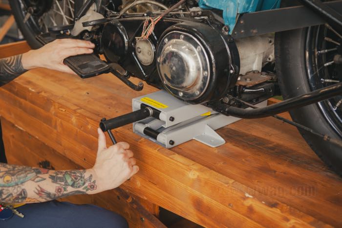 Motorradheber »Mini-Lift«; Stahl, grau, kunststoffbeschichtet; Länge x Breite: 450 x 150 mm; Mindesthöhe: 90 mm; max. Lift: 420 mm; max. Lift mit Adaptern: 490 mm; Deutschland; Bruttogewicht: 14.41 kg