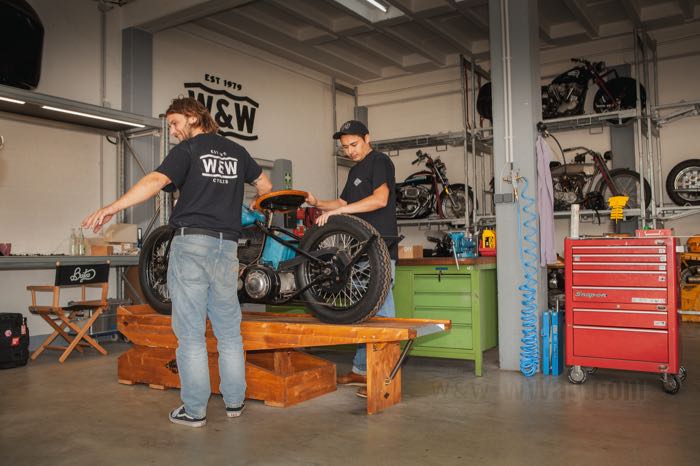 Piattaforma di lavoro / sollevatore per moto - Kit fai da te »Vintage Army« di The Cyclery; legno lamellare (abete) / acciaio, Kit; L x L x A: 234 x 56 x 54 cm; Germania; peso lordo: 52 kg