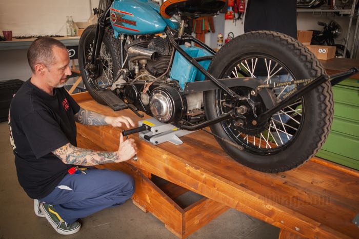 Piattaforma di lavoro / sollevatore per moto - Kit fai da te »Vintage Army« di The Cyclery; legno lamellare (abete) / acciaio, Kit; L x L x A: 234 x 56 x 54 cm; Germania; peso lordo: 52 kg