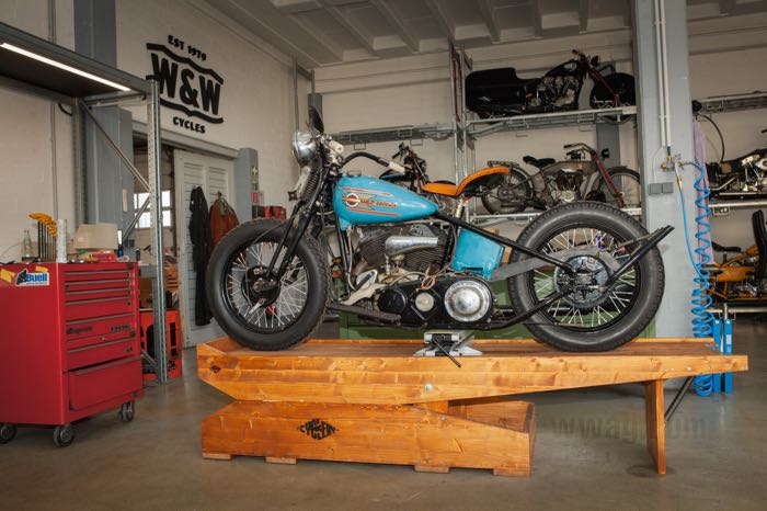 Piattaforma di lavoro / sollevatore per moto - Kit fai da te »Vintage Army« di The Cyclery; legno lamellare (abete) / acciaio, Kit; L x L x A: 234 x 56 x 54 cm; Germania; peso lordo: 52 kg